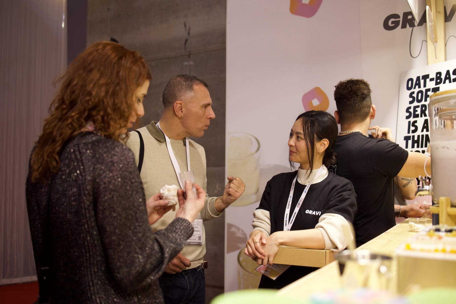HIP Madrid 展會現場,與西班牙採購對談。